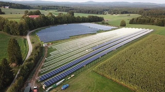 Família economizando na conta de luz com energia solar